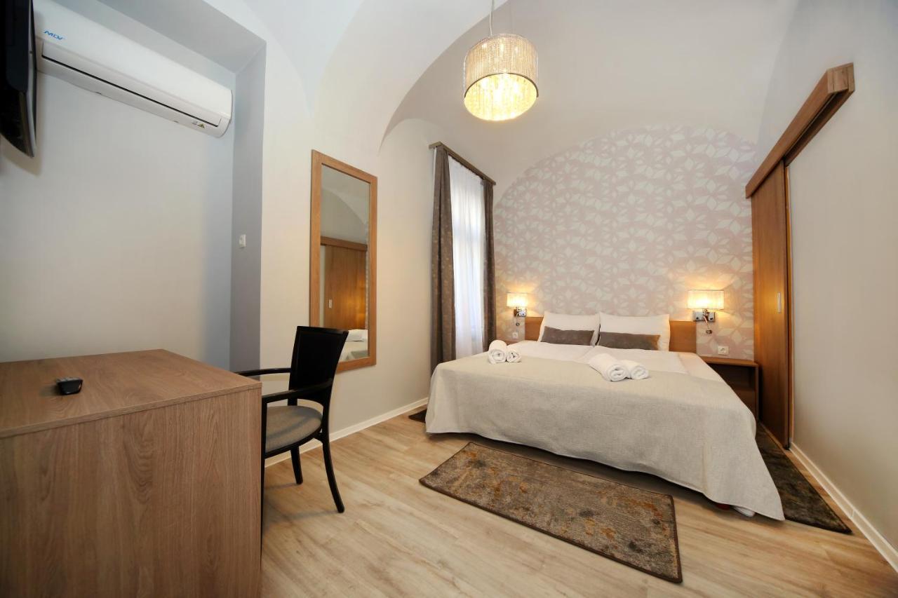 Varkapu Panzio Eger Extérieur photo